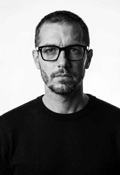 Black and white portrait of man with glasses